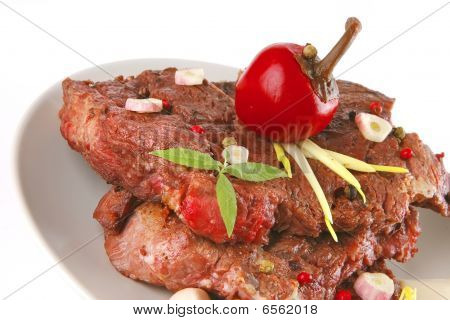 Servita carne di manzo sul piatto grigio