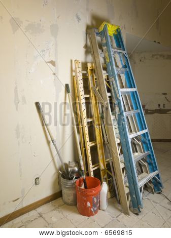 žebříky a scafolding v kuchyni vykuchaný