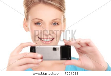 Donna felice con fotocamera telefono