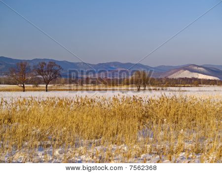 Sera d'inverno In un fiume Ussuri valle, Russia