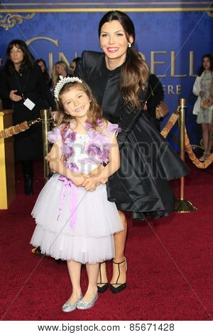 LOS ANGELES - MAR 1: Ali Landry, daughter Estela at the World Premiere of 'Cinderella' at the El Capitan Theater on March 1, 2015 in Hollywood, Los Angeles, California