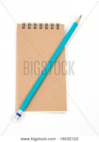 poznámkovým blokem a tužkou na bílém pozadí