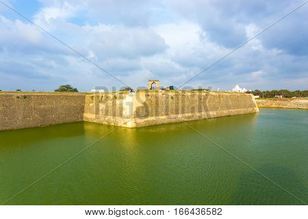 Jaffna Fort Exterior Rampart Moat Tourists H