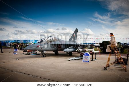Moscou, 19 de agosto: Caça Yak-130, no Salão Internacional de aviação e espaço de MAKS, juntar