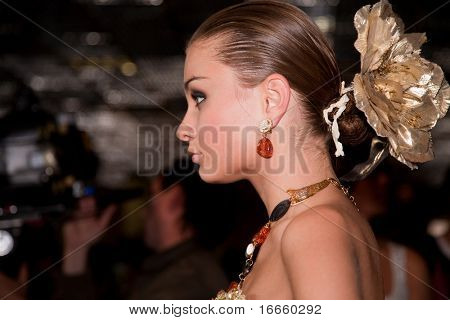 Moskva - SEPTEMBER, 11: SLAVA ZAITSEV modeshow. Fødslen af guld i smykker Company Estet. S