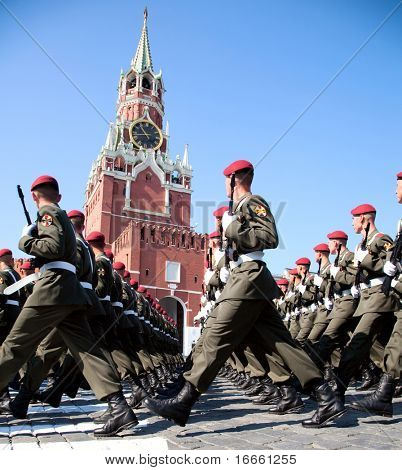 Moskva - 9 maj: Deltagerne i den militærparade dedikeret til 65 årsdagen for sejren