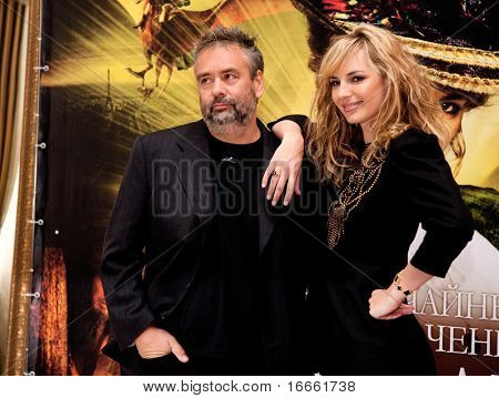 Moskva - červen, 25: Režisér Luc Besson a herečka Louise Bourgoin. Tisková konference. 32st Moskva Int