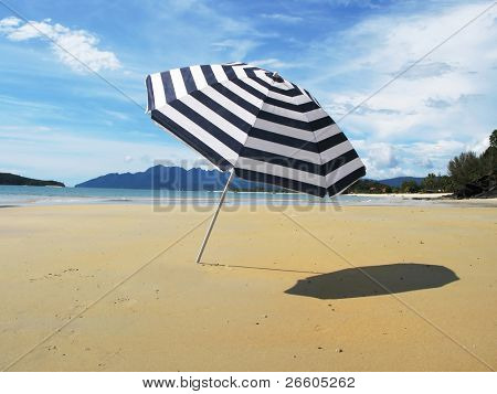 ร่มลายบนเกาะหาดทรายของลังกาวี
