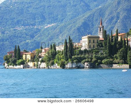 Pohled na jezero Como z villa Monastero. Itálie