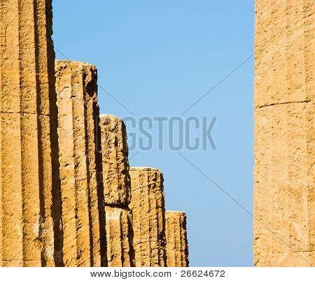 หุบเขาของวัดใน Agrigento doric คอลัมน์