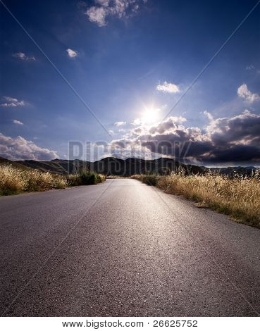 asphalte de la route de campagne en rétro-éclairé