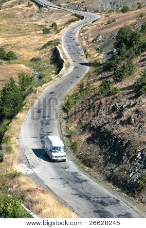 Luchtfoto van auto kruist een bergweg in zuidoosten van Albanië