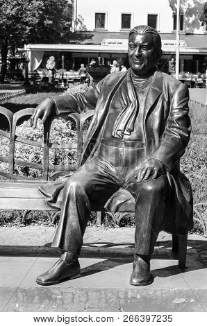 Odessa, Ukraine - September 02, 2016: Monument To Soviet Singer Leonid Utesov On Deribasovskaya Stre