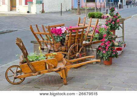 europäischen Stadt Straße mit hölzernen Blumentopf, Frankreich