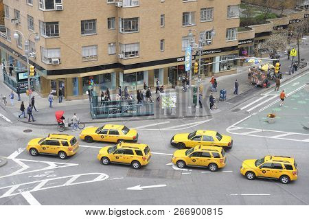 New York,usa-november 10,1012; Crossing At Columbus Cicle And 59st With Yellow Cabs Seen From Birdvi