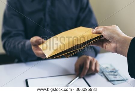 Businessmen give dollars to bribe employees in signing contracts to buy illegal land and real estate