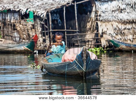 SIEM REAP, Cambodja-NOVEMBER 17: En uidentificeret dreng på en båd flyder på Tonle Sap lake i Siem Re