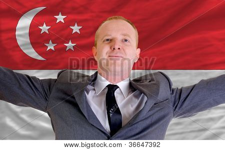 glÃ¼cklich kaufmann wegen lohnende Investition in Singapur stehen in der NÃ¤he von flag