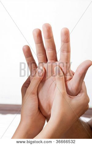 Close up di femmina mano dando un trattamento di digitopressione palm per uomo