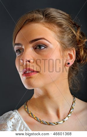 Frau mit Magnetschmuck