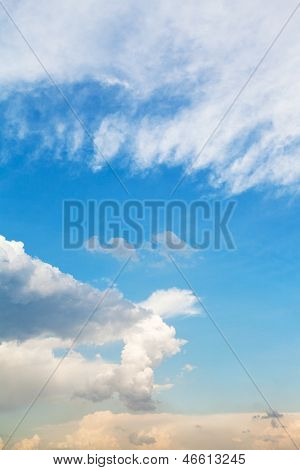 Stratus hvide skyer i blå himmel i maj
