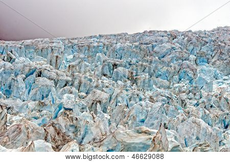 Blu ghiaccio a una caduta di ghiaccio