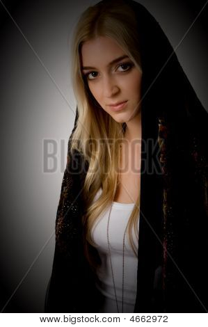 年轻模特身穿偷来的肖像