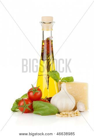 Olivenolie, tomater, basilikum, hvidløg og parmesan. Isoleret på hvid baggrund