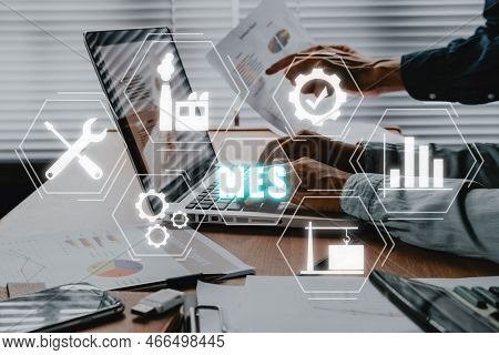 Mes - Manufacturing Execution System Concept, Business Adviser Meeting To Analyze And Discuss The Si