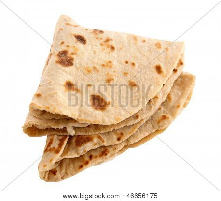 Chapati, chapathi, chapatti eller fladbrød, berømte indiske basale fødevarer isoleret på hvid baggrund.