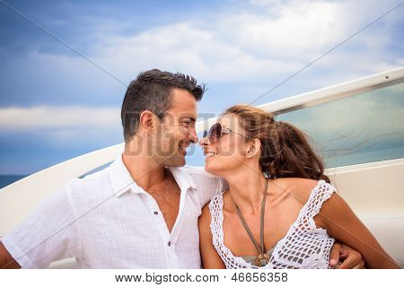 Casal jovem em seu iate no mar