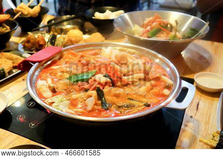 Tokbokki, Vegetable Or Vegetable Soup Or Korean Soup In The Pot