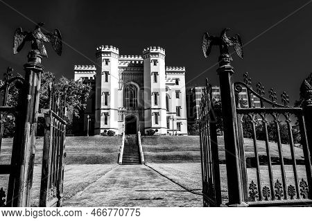 Baton Rouge, Louisiana, Usa - 11.2022 - Outer Facade Of The Old Louisiana State Capitol Towering Str