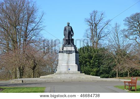 Statue im Park