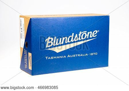 Bordeaux , Aquitaine  France - 12 05 2022 : Blundstone Text Sign And Brand Logo On Leather Boots Bro
