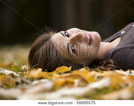 Mulher relaxando em um lindo dia de outono