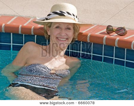 Attraktiv äldre kvinna varm sommardag