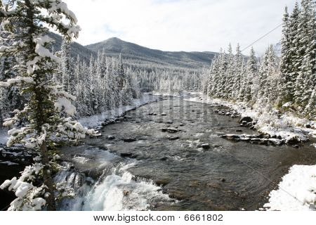 น้ำตกแม่แกะ Kananaskis ประเทศ อัลเบอร์ต้า