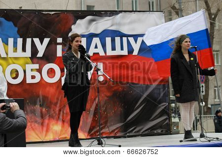 Nadia Tolokonnikova, And Masha Alekhina (pussy Riot) On The Peace March In Support Of Ukraine