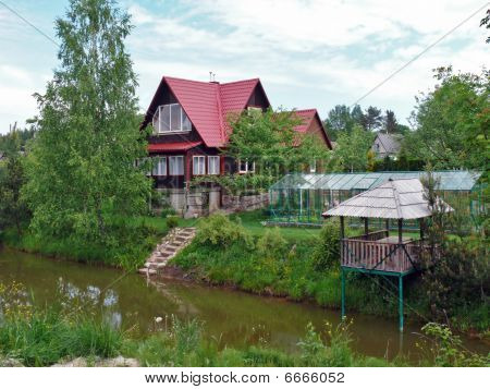 kleines Haus in der Nähe von einem stream