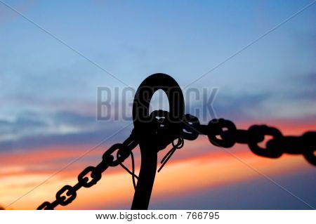 SILHUETA DE CORRENTES DE AÇO