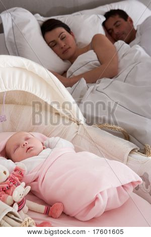 Neonato dorme nella culla In camera dei genitori
