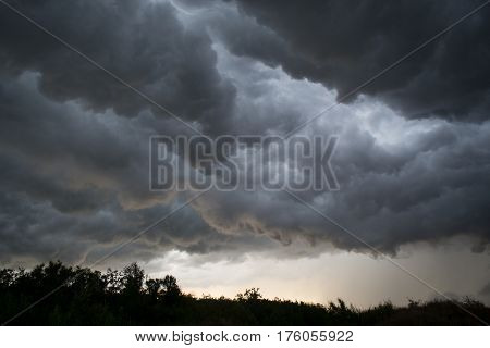 Horrifine clouds moving ahead of the storm being situated close to the ground