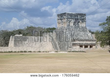 Mayan pyramid, Chichen-Itza, Mexico ancient building Maya Pyramid, Chichen-Itza, Mexico