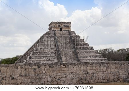 Mayan pyramid, Chichen-Itza, Mexico ancient building Maya Pyramid, Chichen-Itza, Mexico