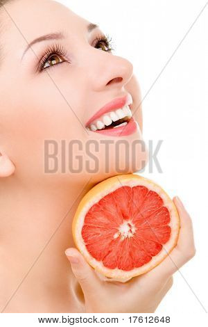 mulher bonita com laranja isolada no fundo branco