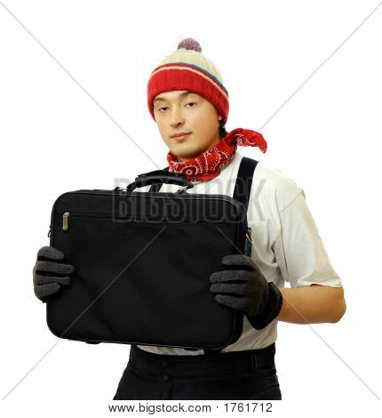 Giovane uomo con borsa