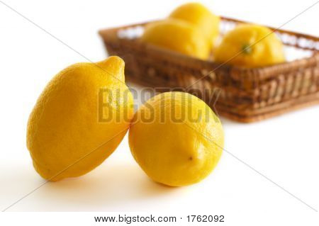 Limoni sul bianco