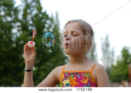 Giovane ragazza Blowing Bubbles