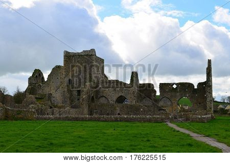 Scenic old ruins of Hoare abbey with cloudy skies.